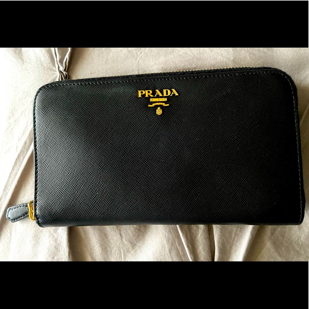 Original Prada Saffiano Leather zip around long wallet. In perfect condition!